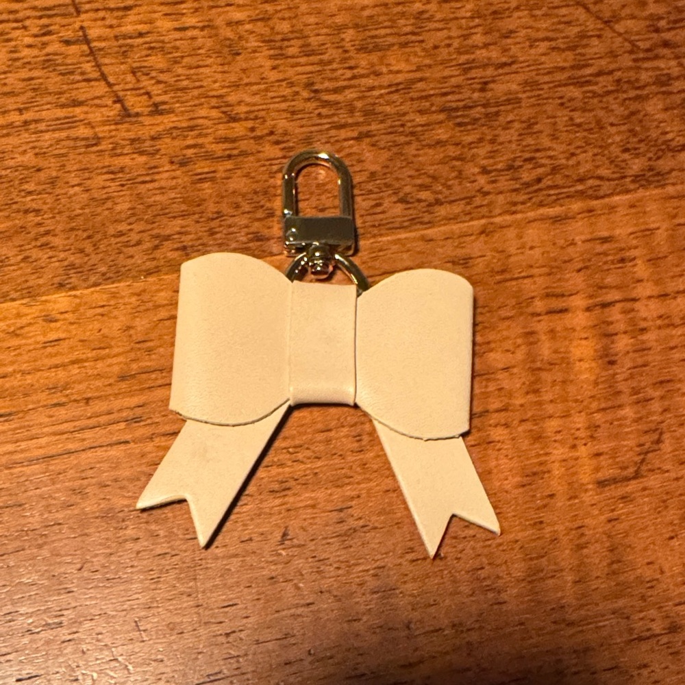 Cream Bow Key Holder